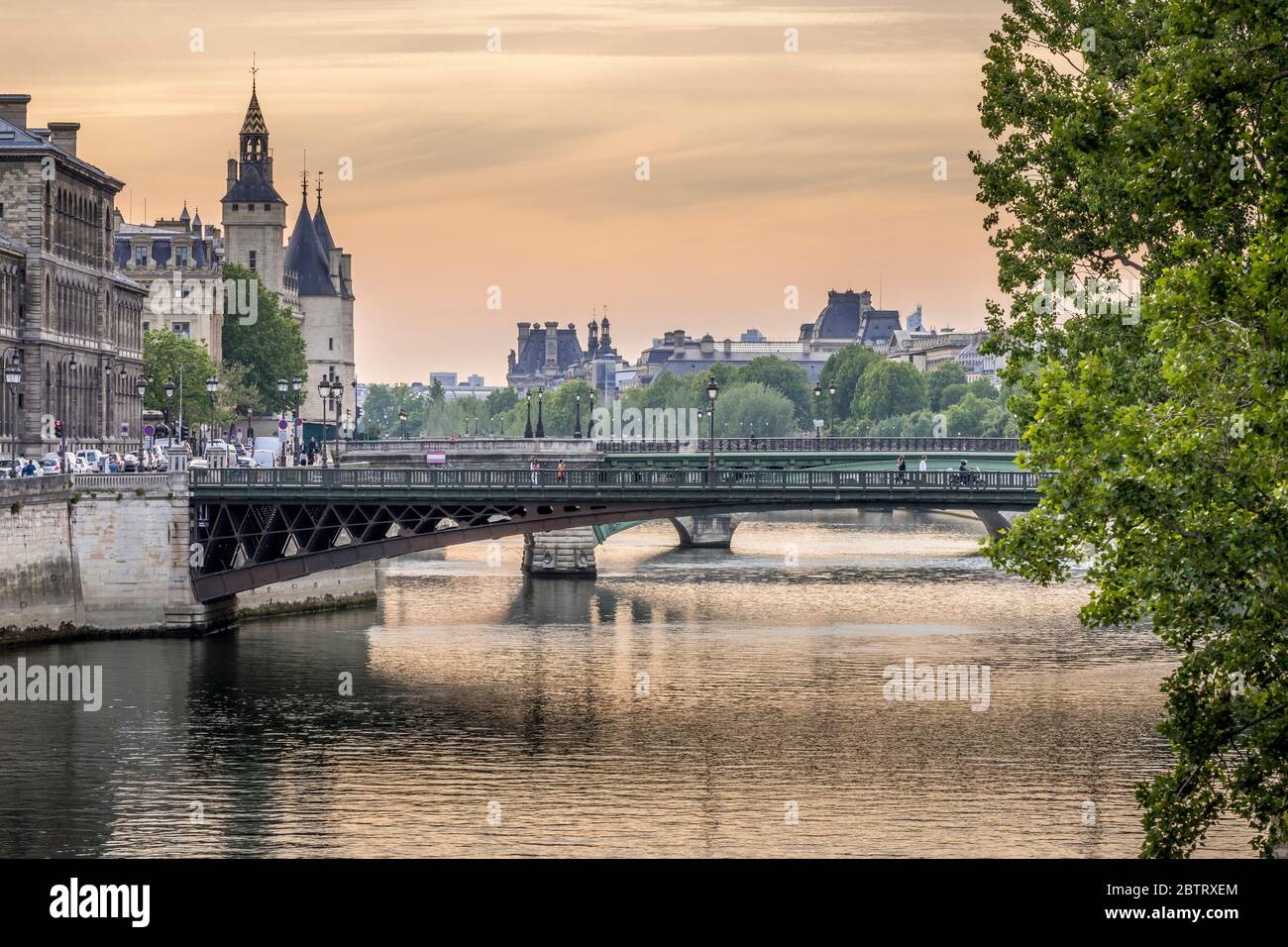 Parigi, Francia - 7 maggio 2020: Vista della Conciergerie e ponti dalle rive della Senna al tramonto Foto Stock