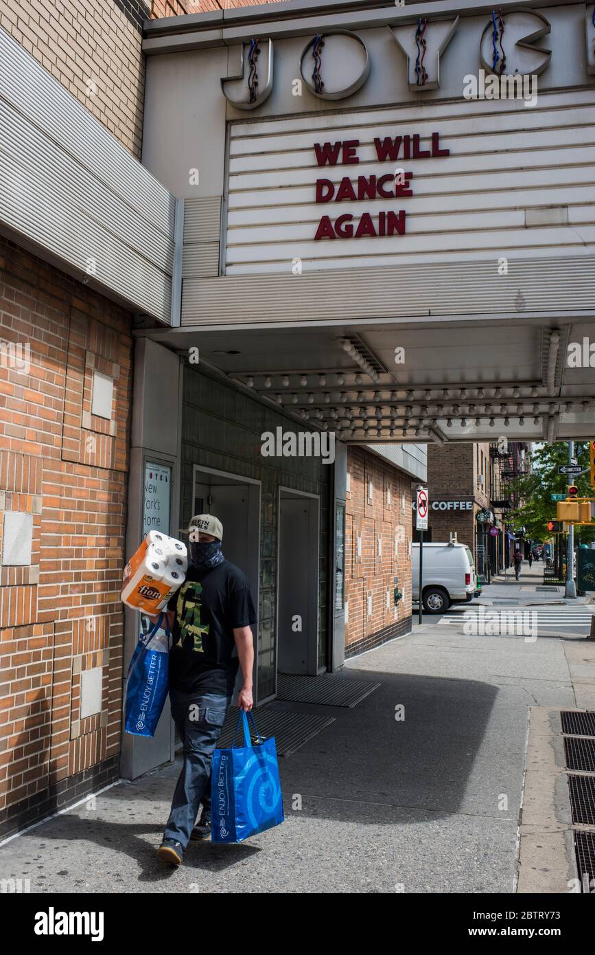 New York City, New York, USA - 21 maggio 2020: Messaggio positivo durante la pandemia COVID19, esposto sopra il Joyce Theatre , New York City, USA. Foto Stock
