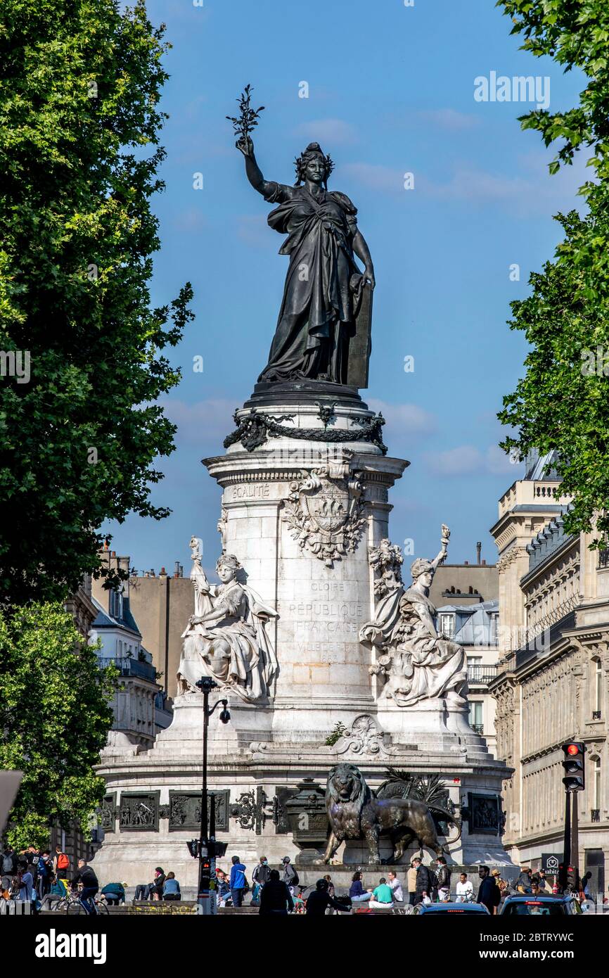 Parigi, Francia - 14 maggio 2020: Statua di bronzo di Marianne, simbolo nazionale della Repubblica francese a Place de la Republique a Parigi Foto Stock