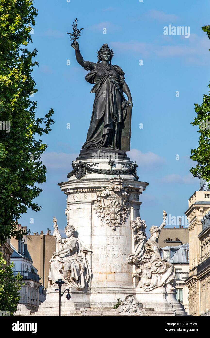 Parigi, Francia - 14 maggio 2020: Statua di bronzo di Marianne, simbolo nazionale della Repubblica francese a Place de la Republique a Parigi Foto Stock