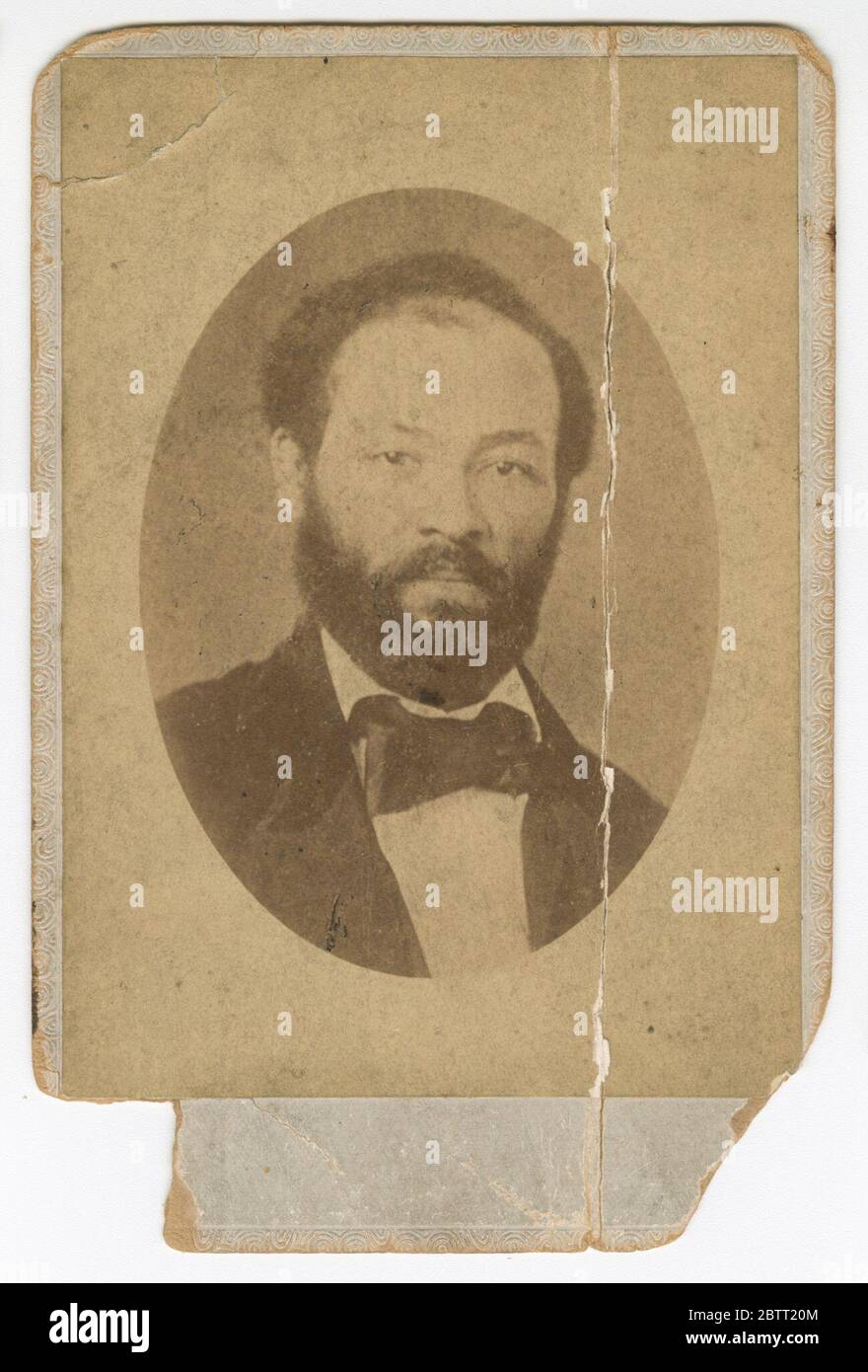 Scheda del cabinet di John H Scott. Un ritratto fotografico di John H. Scott con tonalità seppia. Ha una barba piena e indossa una giacca scura, una camicia bianca e una cravatta scura. Una nota manoscritta in inchiostro blu sul retro recita [John W. Scott Fayetteville, N.C. Origin. Oberlin, Oberlin Ohio Rescuer, Wellington]. Foto Stock