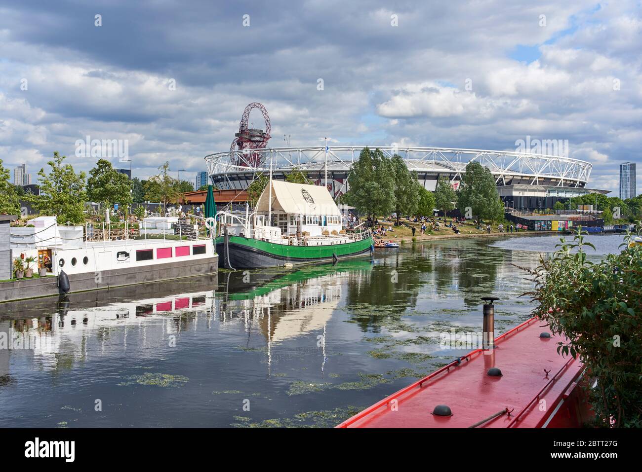 La navigazione sul fiume Lea a Hackney Wick, East London UK, guardando verso lo stadio di Londra Foto Stock