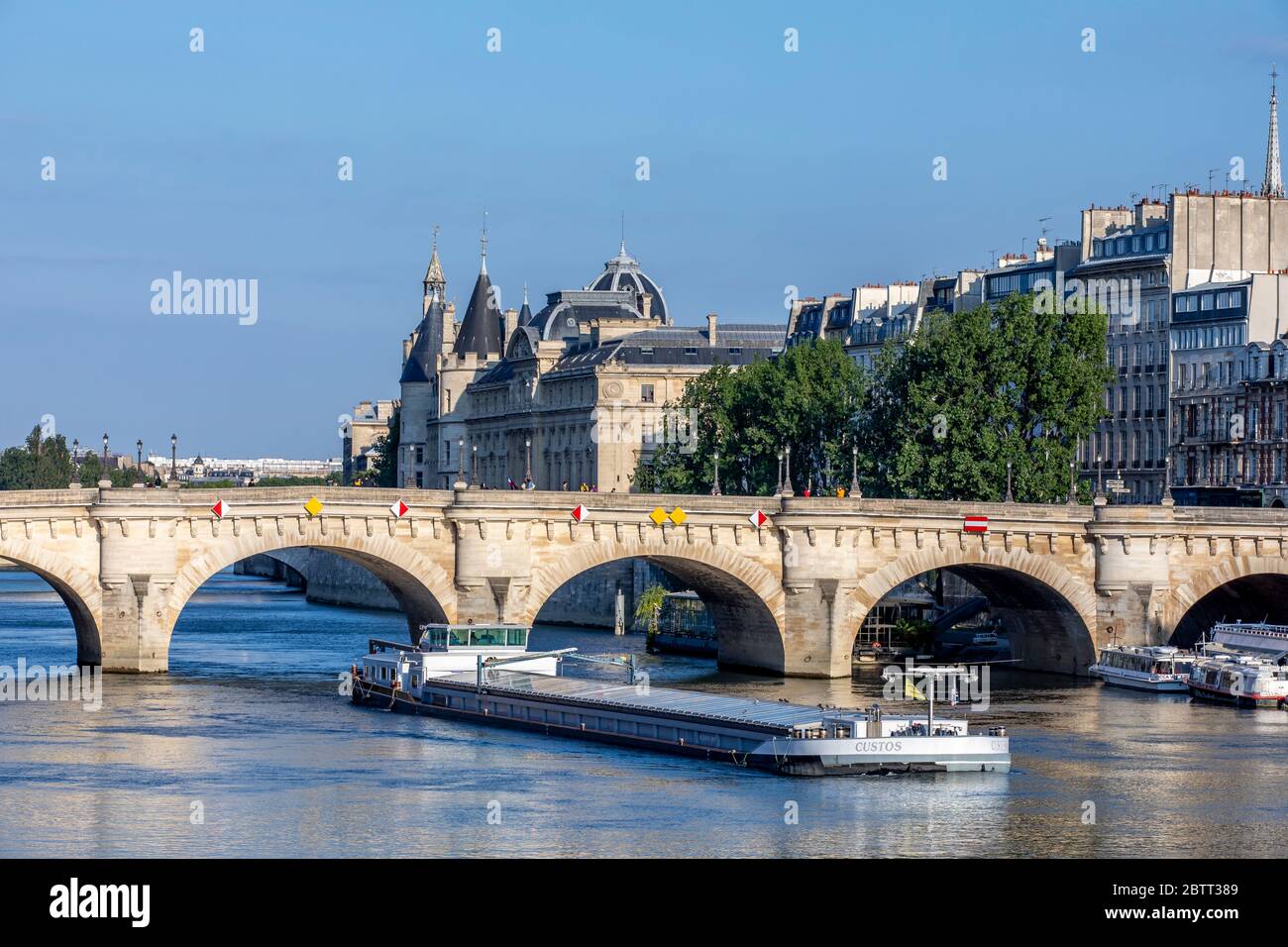 Parigi, Francia - 14 maggio 2020: Vista del Pont neuf, il ponte più antico di Parigi e Conciergerie sullo sfondo Foto Stock