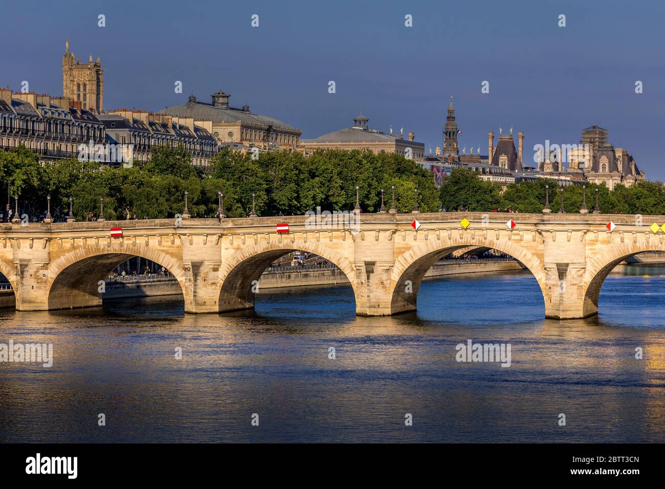 Parigi, Francia - 14 maggio 2020: Vista del ponte Pont neuf, il ponte più antico di Parigi e gli edifici Haussmann sullo sfondo Foto Stock