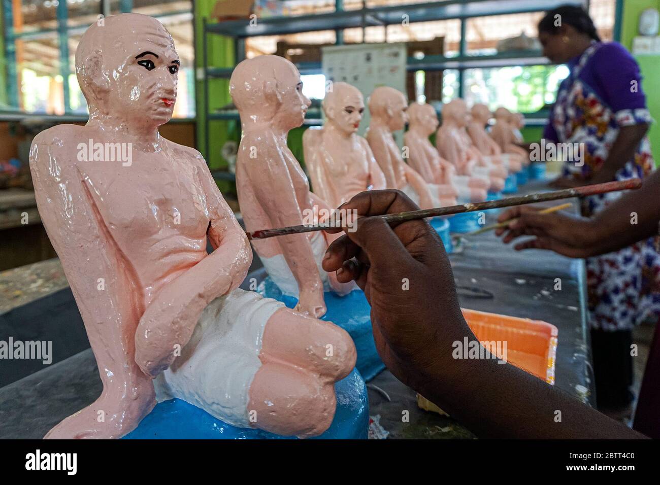 Gli istruttori di un centro di addestramento di ceramica di argilla a Jaffna, Sri Lanka, dipingono statue di argilla di Subramania Bharathiyar, un poeta tamil e leader politico, e Mahatma Gandhi da vendere nei negozi. Dicono che questi articoli sono popolari con i turisti. (Vijayatharsiny Vijayakumar, GPJ Sri Lanka) Foto Stock