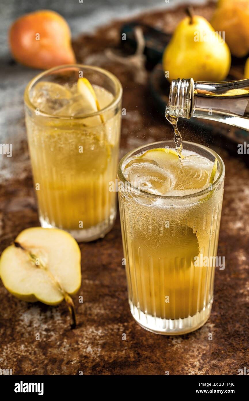 Bevanda estiva con ghiaccio e frutta di pera Foto Stock