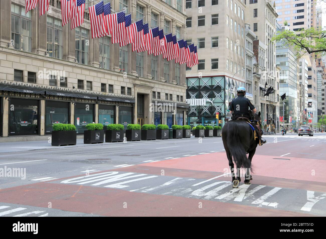 Poliziotto su cavallo pattugliando vuota 5th Avenue durante Coronavirus Lockdown, New York City, USA maggio 2020 Foto Stock