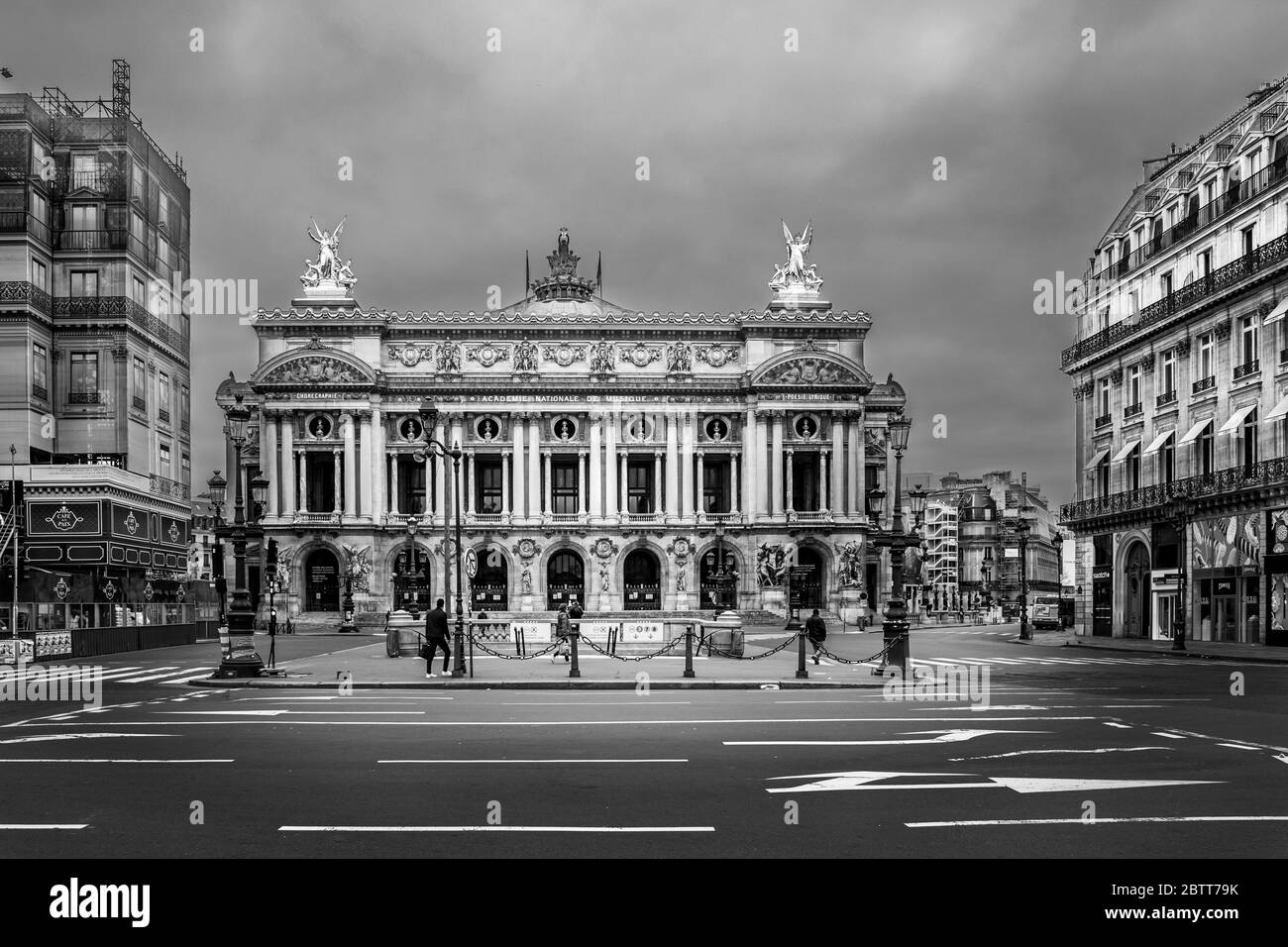 Parigi, Francia - 17 marzo 2020: 1° giorno di contenimento a causa del Covid-19 di fronte all'Opera Garnier a Parigi Foto Stock