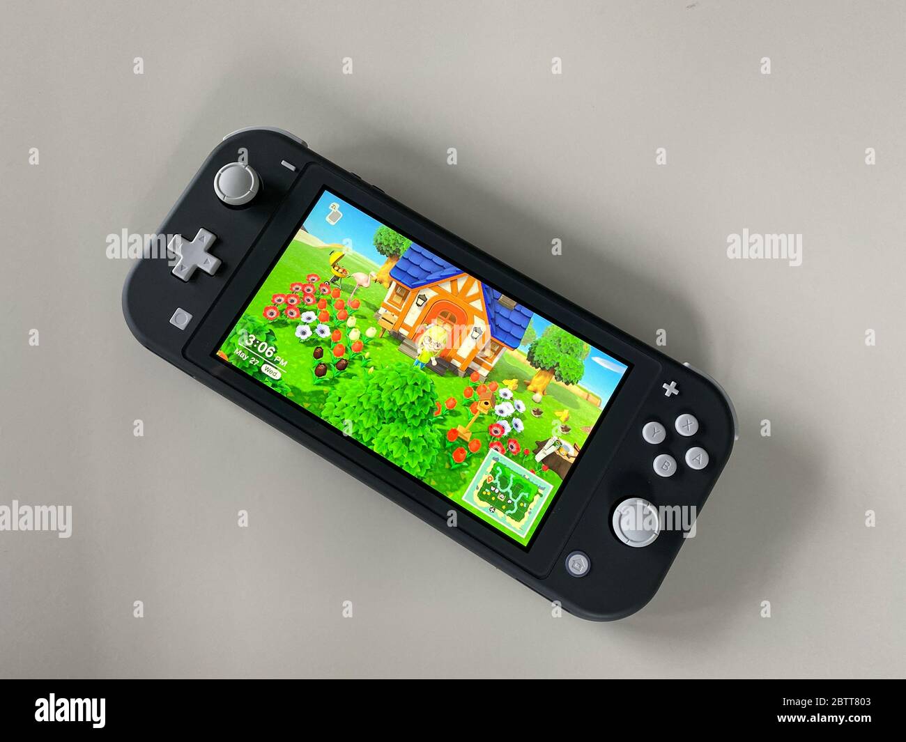 Orlando,FL/USA -5/27/20: Un Nintendo Switch Lite con il gioco Animal  Crossing nuovi orizzonti in esecuzione su di esso Foto stock - Alamy