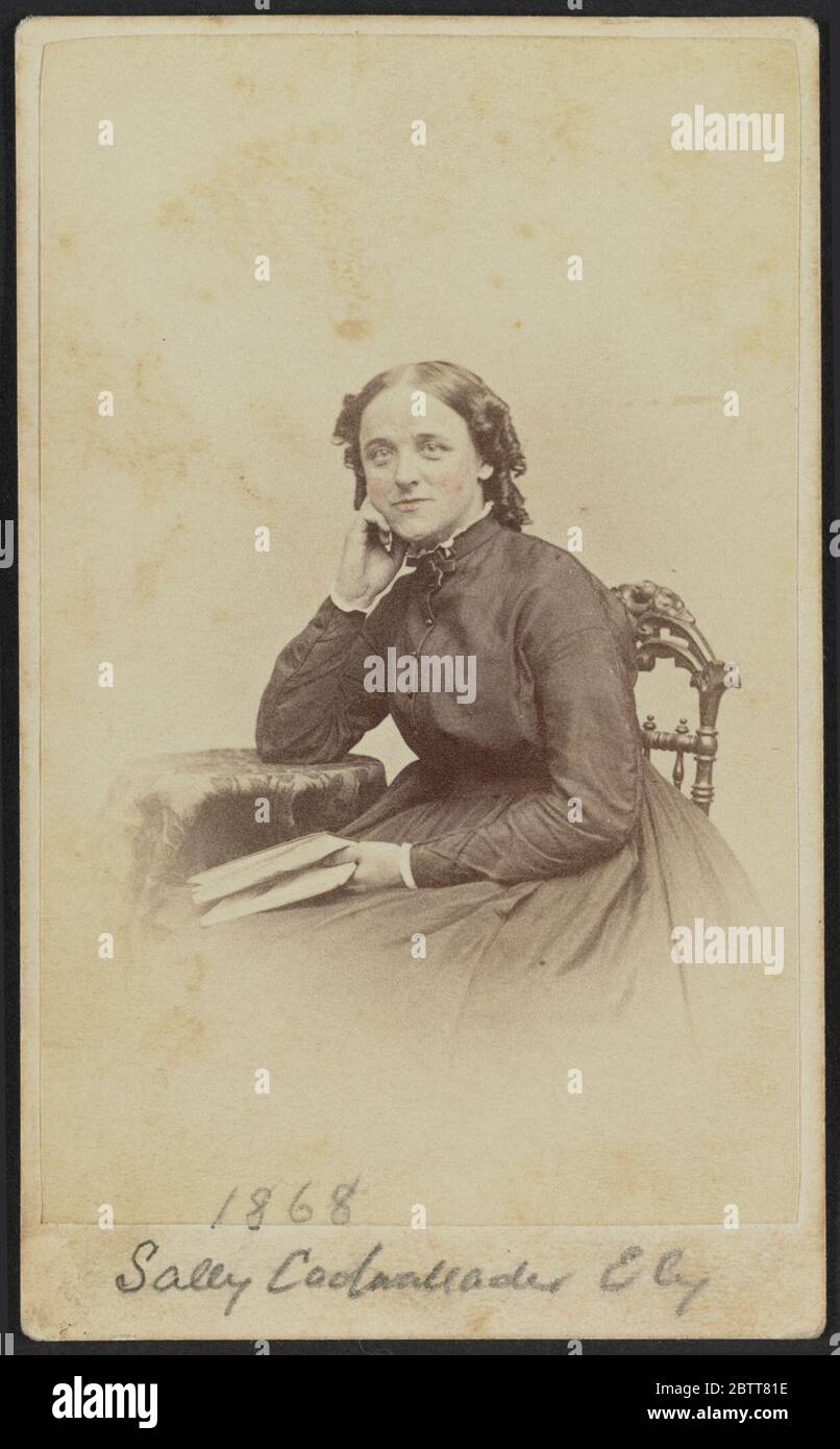 Cartedisite ritratto di Sally Cadwallader Ely. Carte-de-visit di Sarah 'Sally' Cadwallader Ely mostrato in tre quarti di lunghezza ritratto. È seduta con il corpo girato in modo che il suo lato sinistro sia più in primo piano alla fotocamera. Foto Stock Cartedisite ritratto di Sally Cadwallader Ely. Carte-de-visit di Sarah 'Sally' Cadwallader Ely mostrato in tre quarti di lunghezza ritratto. È seduta con il corpo girato in modo che il suo lato sinistro sia più in primo piano alla fotocamera. Foto Stock