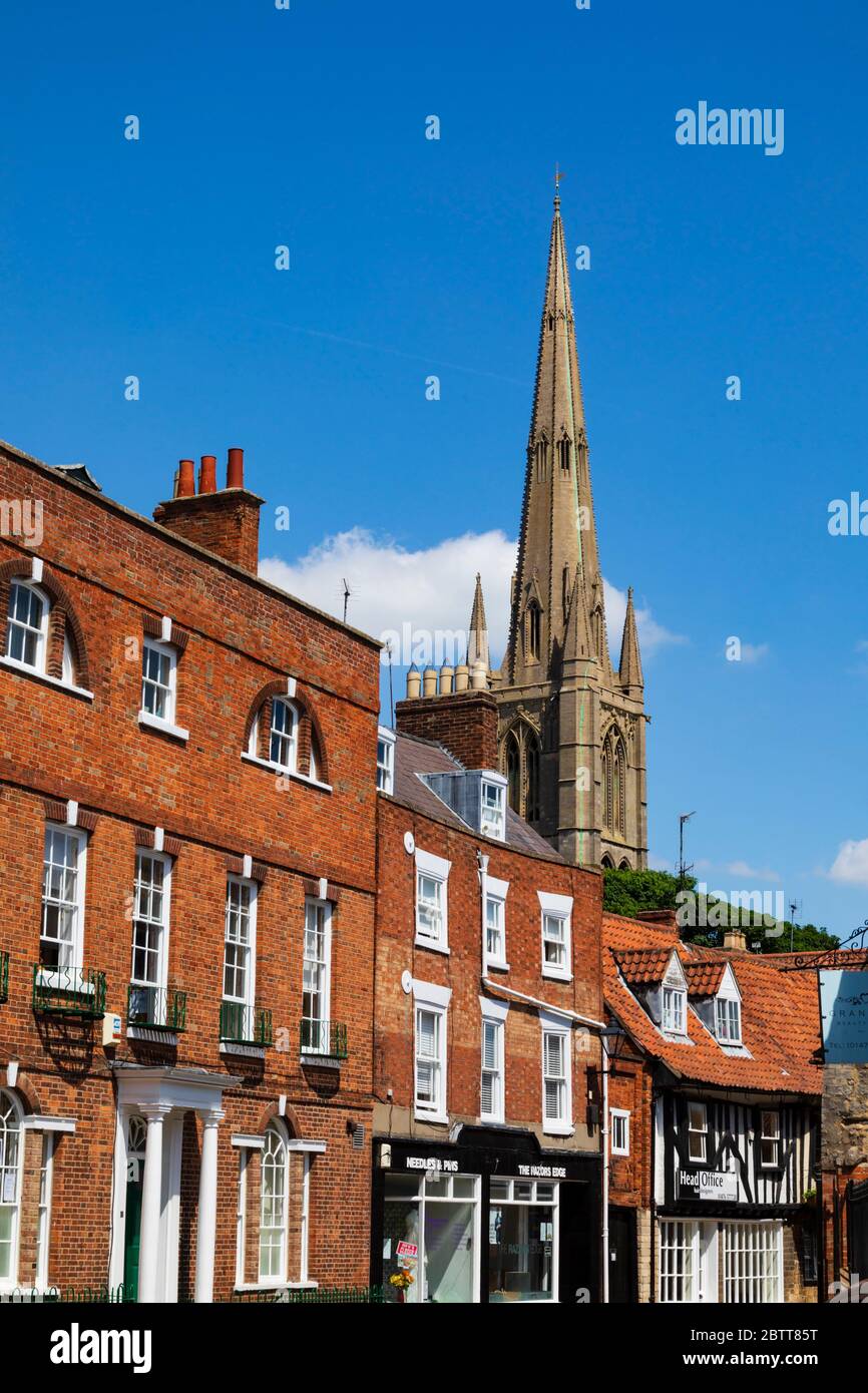 Vine Street che conduce verso la chiesa parrocchiale di St Wulframs, Grantham, Lincolnshire, Inghilterra. Maggio 2020 Foto Stock