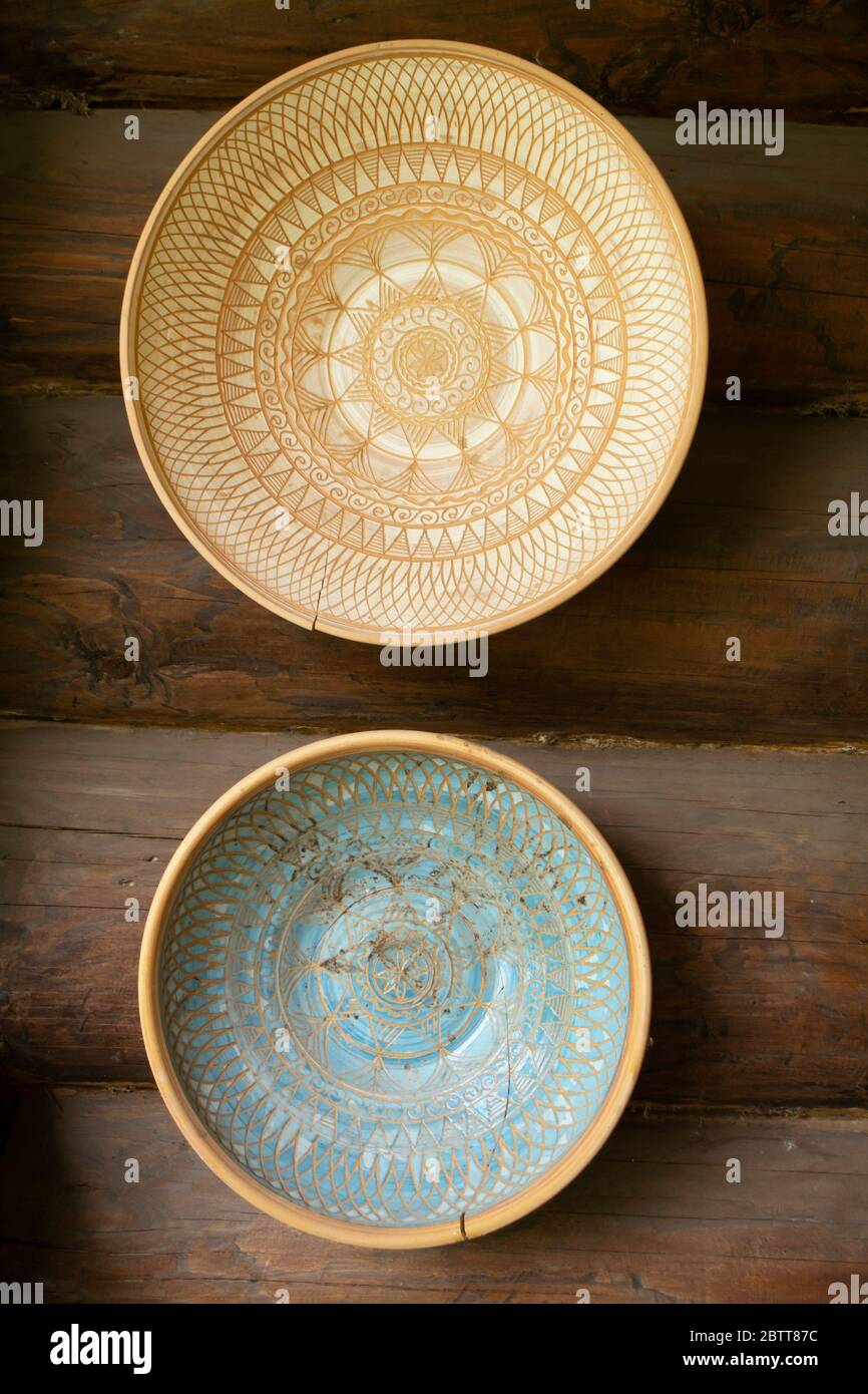 Vuoto ciotole di terracotta sul tavolo della cucina Foto stock - Alamy