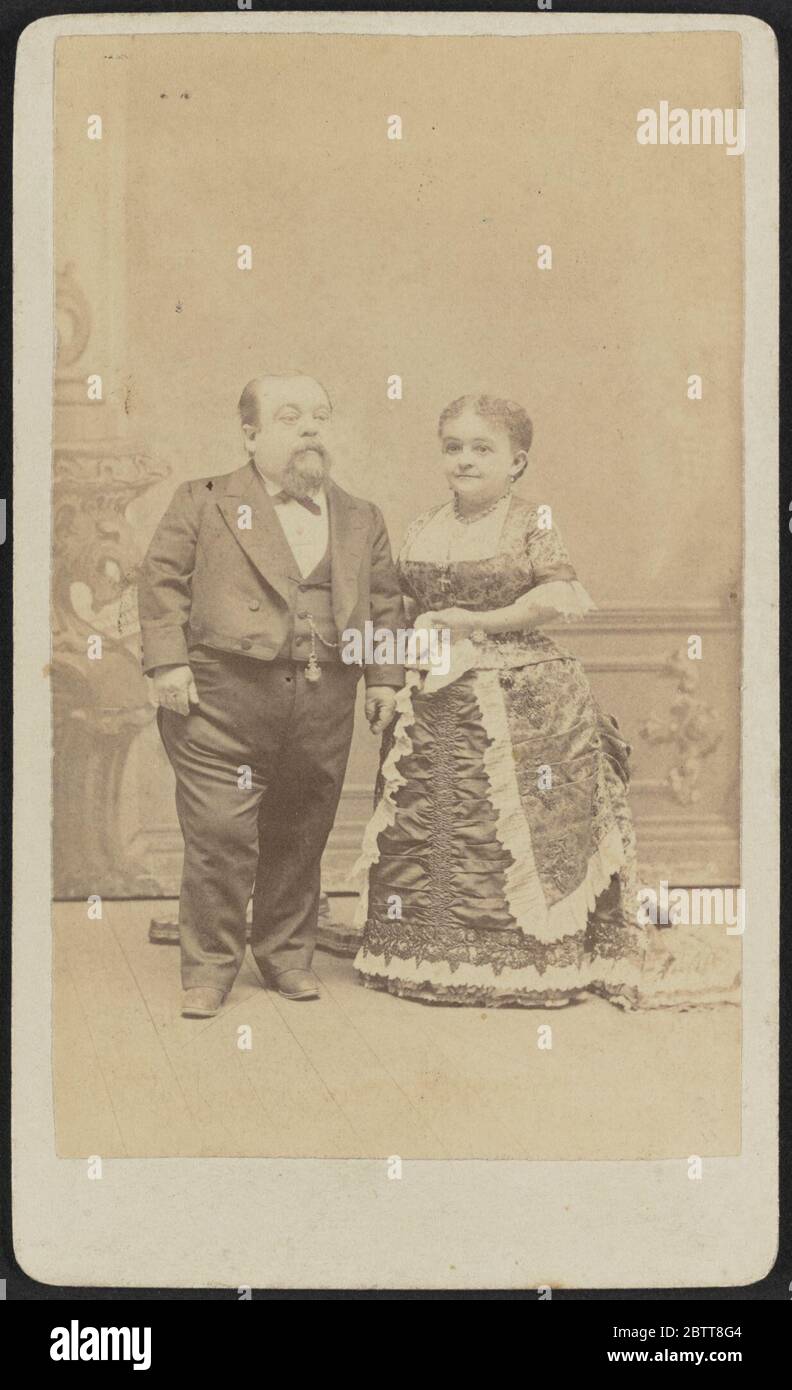 Cartedisite ritratto di Tom Thumb e Lavinia Warren. Carte-de-visit di Tom Thumb e Lavinia Warren mostrato in ritratto completo. Entrambi sono in piedi e rivolti leggermente l'uno verso l'altro guardando fuori dal telaio. Foto Stock