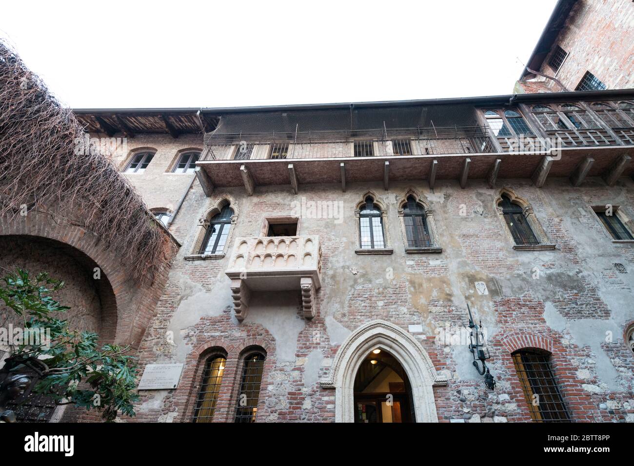 VERONA, ITALIA - 14 MARZO 2018: Foto grandangolare della facciata della casa di Giulietta, una visita turistica di Verona Foto Stock