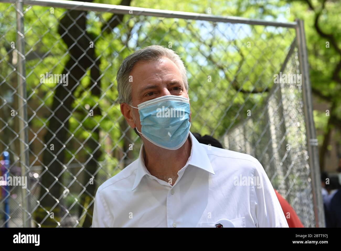 Bill de Blasio, sindaco di New York, visita il Queensbridge Houses, lo sviluppo degli alloggi pubblici a Queens, New York, il 26 maggio 2020 per distribuire Face coveri Foto Stock