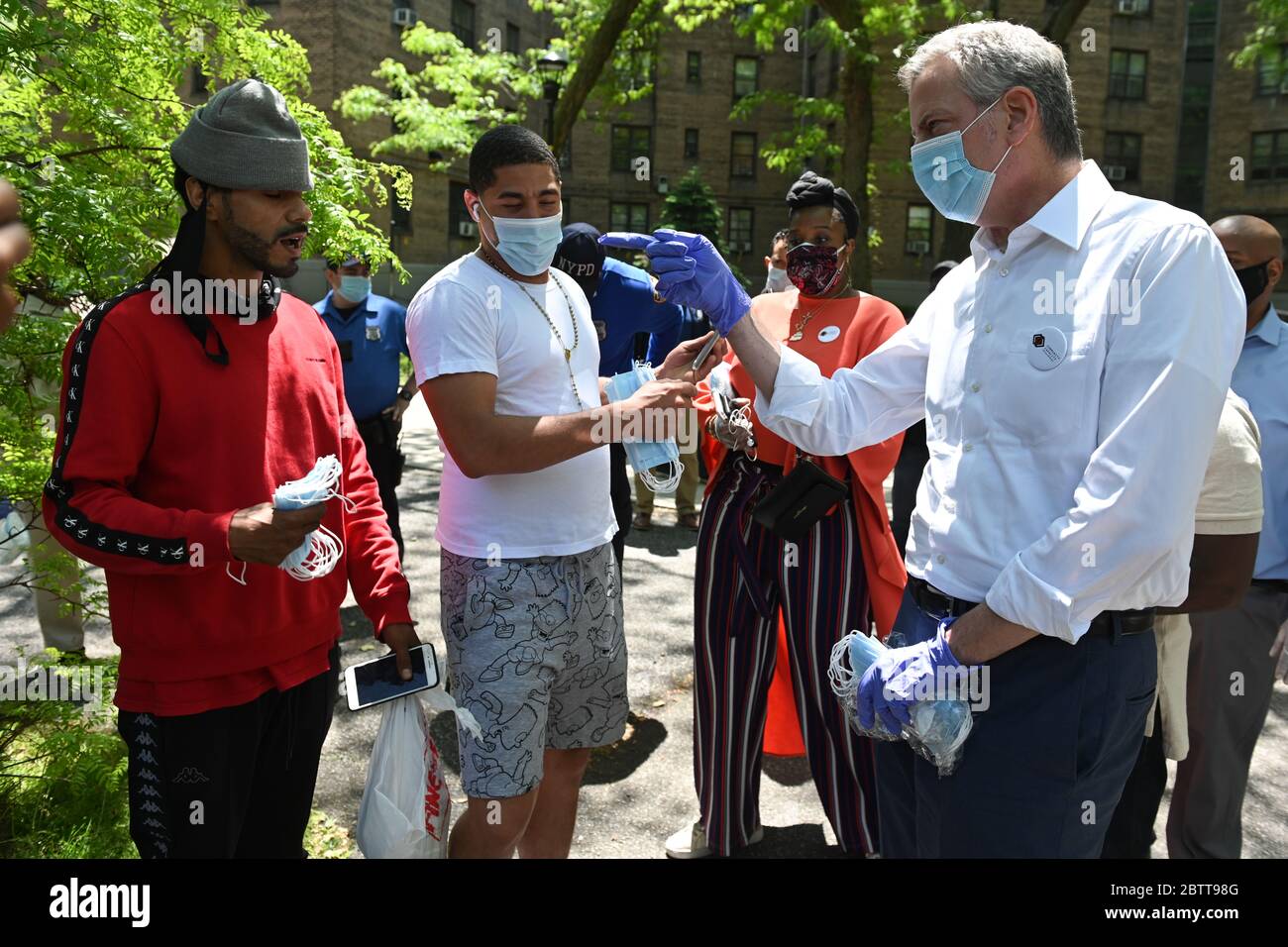Bill de Blasio, sindaco di New York, visita il Queensbridge Houses, lo sviluppo degli alloggi pubblici a Queens, New York, il 26 maggio 2020 per distribuire Face coveri Foto Stock