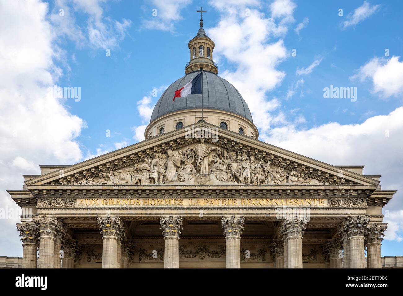 Parigi, Francia - 17 aprile 2020: Dettagli sul frontone del Pantheon a Parigi Foto Stock