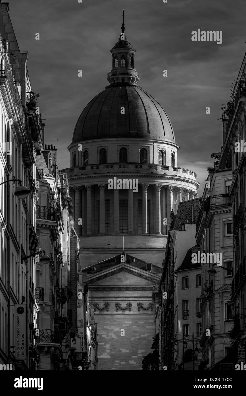 Parigi, Francia - 17 aprile 2020: Via a Parigi con il monumento al Pantheon sullo sfondo. Vista in bianco e nero Foto Stock