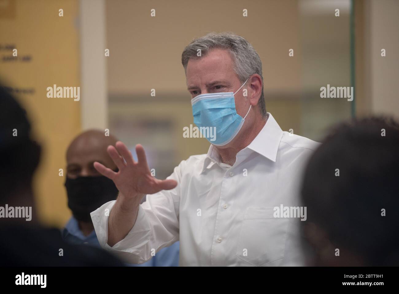 Bill de Blasio, sindaco di New York, visita il Queensbridge Houses, lo sviluppo degli alloggi pubblici a Queens, New York, il 26 maggio 2020 per distribuire Face coveri Foto Stock