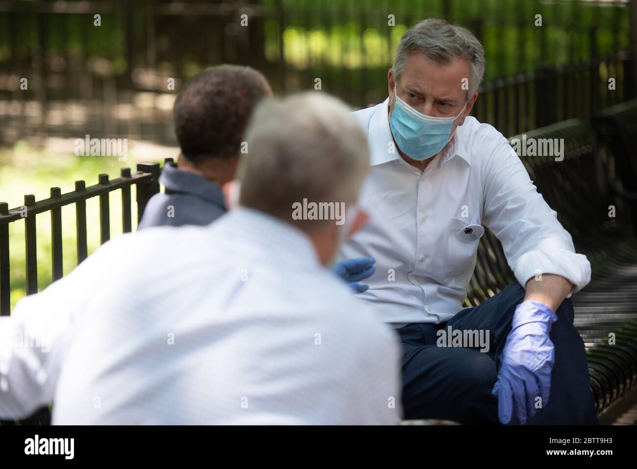 Bill de Blasio, sindaco di New York, visita il Queensbridge Houses, lo sviluppo degli alloggi pubblici a Queens, New York, il 26 maggio 2020 per distribuire Face coveri Foto Stock