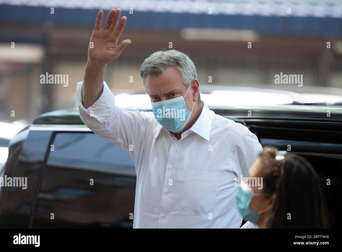 Bill de Blasio, sindaco di New York, visita il Queensbridge Houses, lo sviluppo degli alloggi pubblici a Queens, New York, il 26 maggio 2020 per distribuire Face coveri Foto Stock