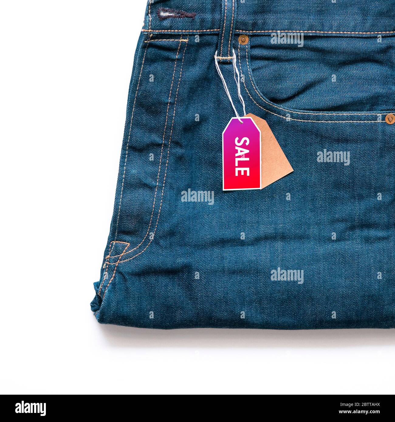Primo piano di colori vivaci Tag Price con White sale Iscrizione su Jeans. Modello di design, offerta speciale di vendita finale Foto Stock