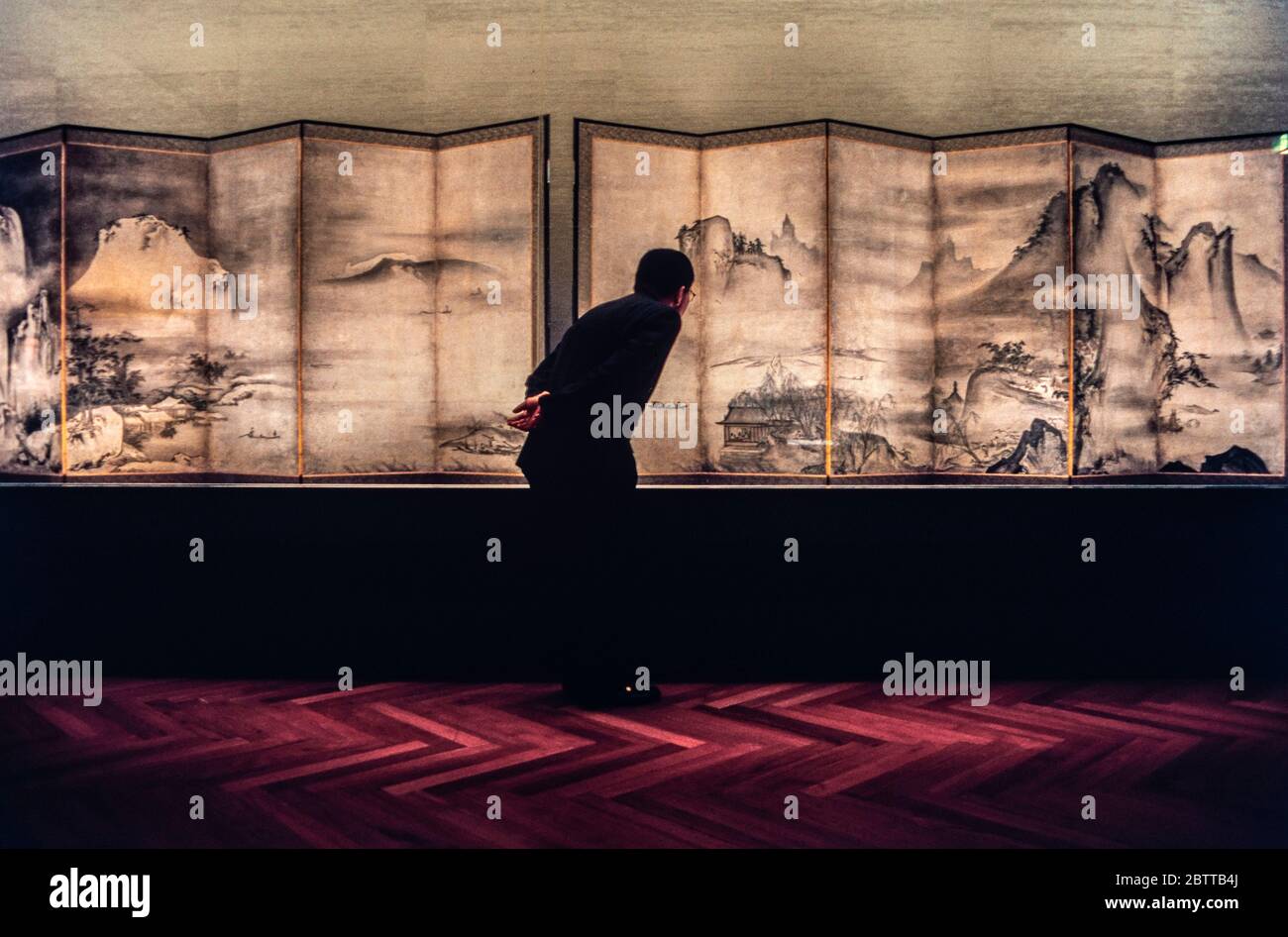 L'uomo guarda il tradizionale capolavoro di pittura giapponese al Tokyo National Museum Foto Stock