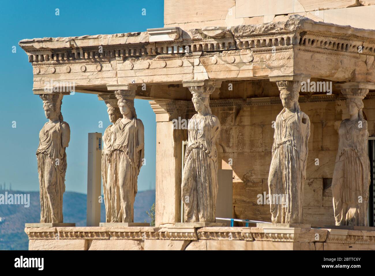 L'Erechtheion: Portico dei Cariatidi. Acropoli di Atene, Grecia Foto Stock