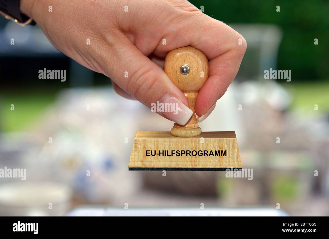 Hand mit Stempel, Frauenhand, Aufschrift: EU-Hilfsprogramm, Foto Stock