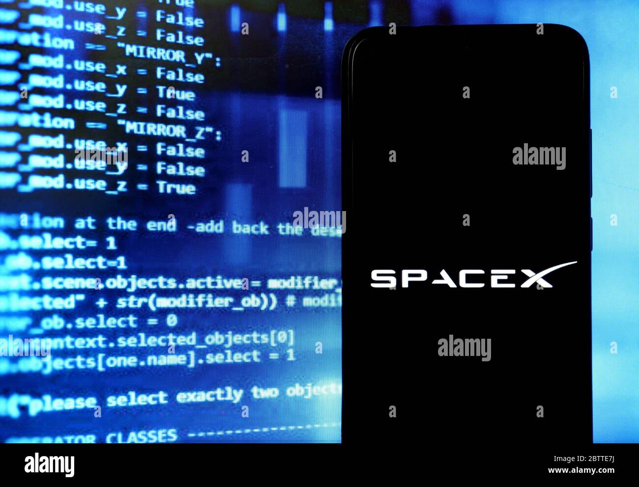 India. 28 Maggio 2020. In questa illustrazione fotografica un logo Spacex visto visualizzato su uno smartphone.NASA e Spacex hanno rinviato il loro tentativo di pranzo del volo di prova Demo-2 alla Stazione spaziale Internazionale a causa delle cattive condizioni atmosferiche e faranno un nuovo tentativo sabato prossimo. Credit: Avishek Das/SOPA Images/ZUMA Wire/Alamy Live News Foto Stock