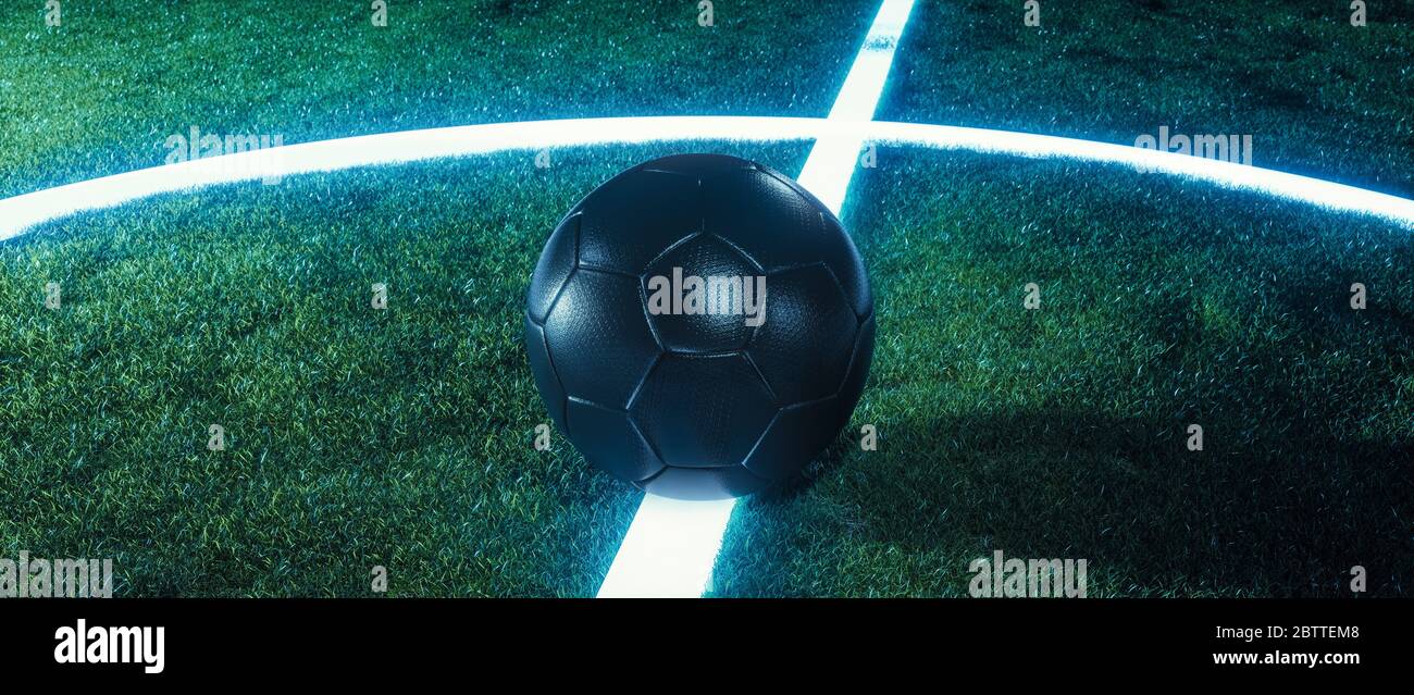 Pallone da calcio su linee incandescenti su un campo verde erboso sport di notte in un panorama banner con spazio copia per sport o temi di calcio Foto Stock