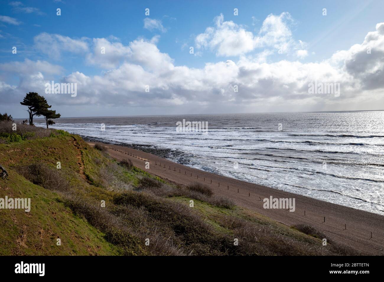 Ex pali di recinzione in metallo anti-invasione in tempo di guerra, Bawdsey, Suffolk, Regno Unito. Foto Stock