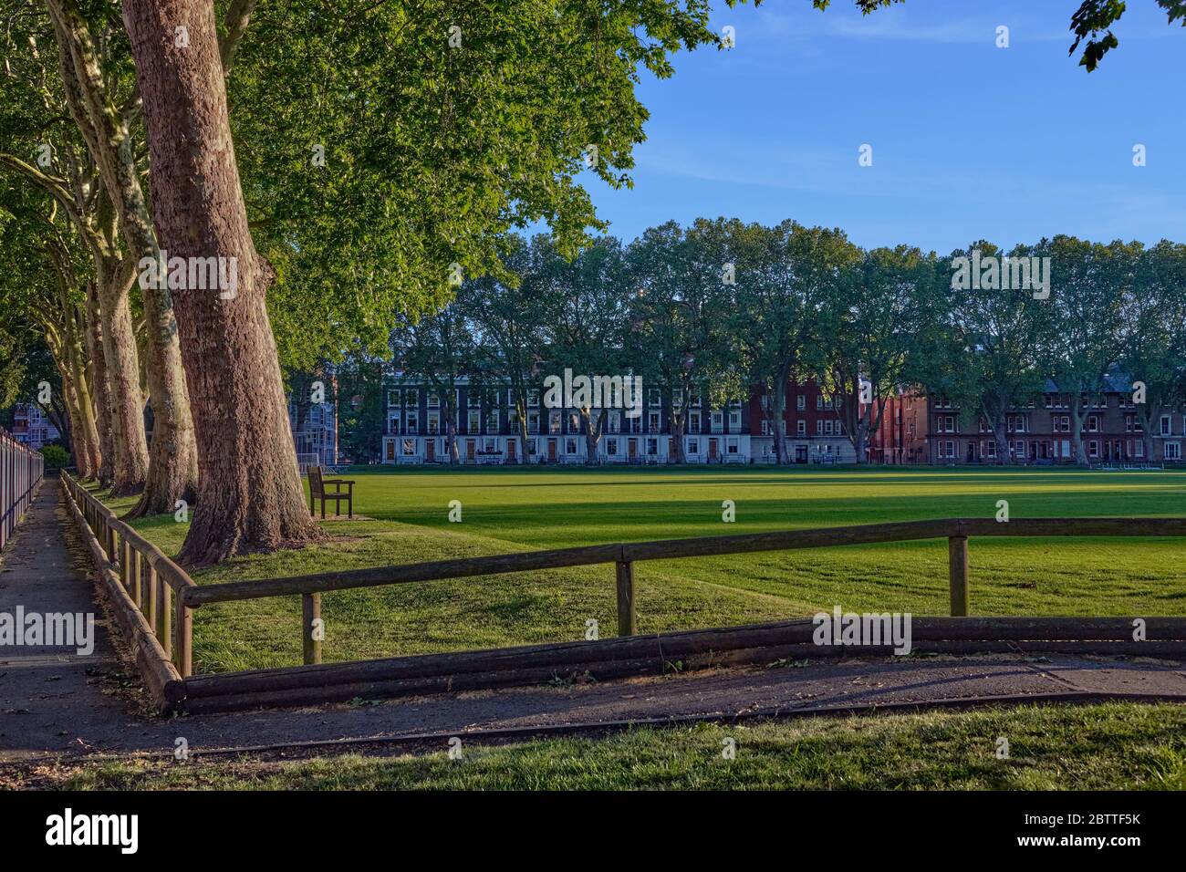 Immagine luminosa dei campi da gioco di Londra in estate Foto Stock