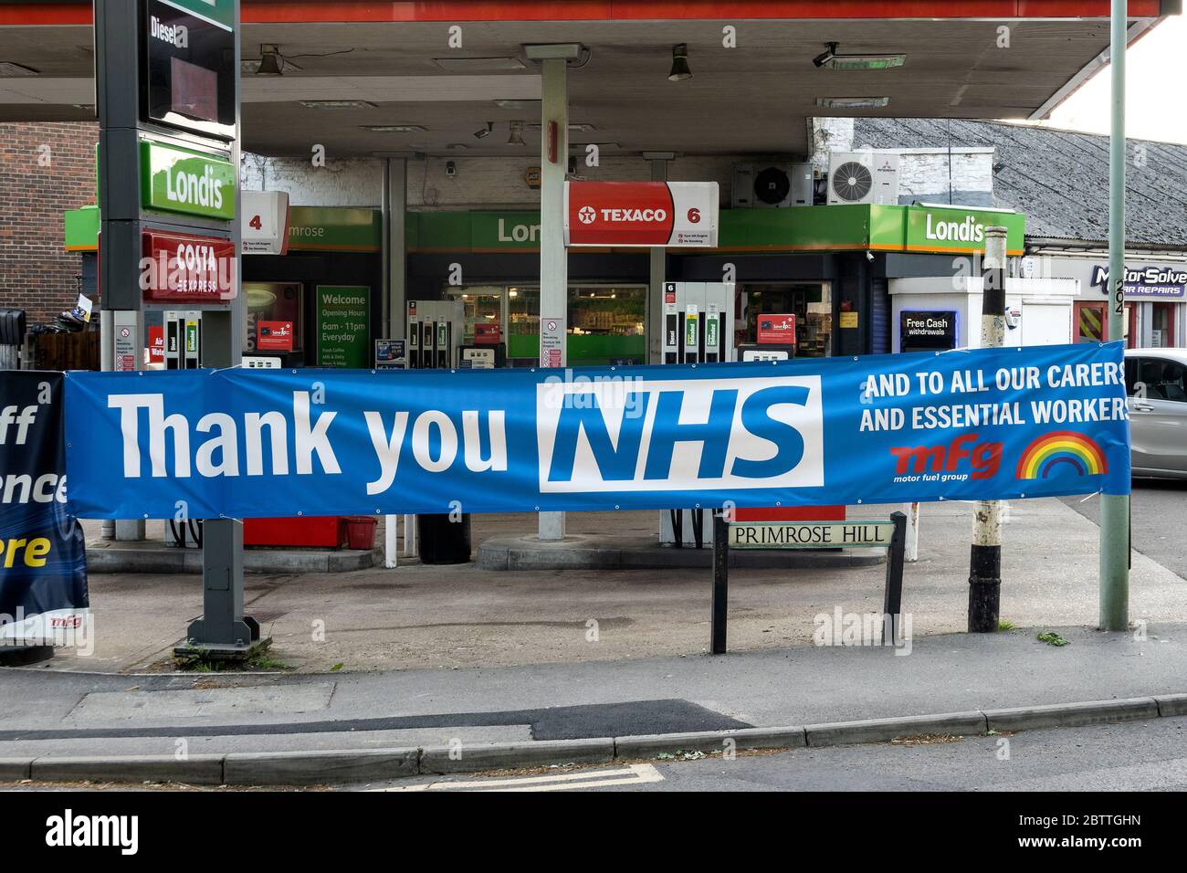 Kings Langley Regno Unito. Stazione di riempimento che visualizza il banner NHS di ringraziamento grande. Un tributo e grazie al NHS, Carers e lavoratori essenziali durante il Coronavirus Pandemic Lockdown e la lotta contro COVID-19. Fornito dal gruppo carburante motore. Credito: Stephen Bell/Alamy Foto Stock