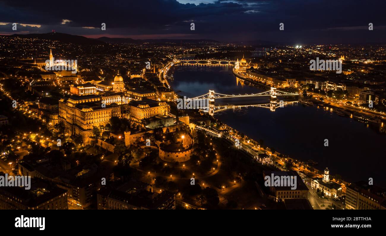 Vista panoramica di Budapest, Ungheria in Europa. Ponte delle catene, collina del castello, Danubio al tramonto. Foto Stock