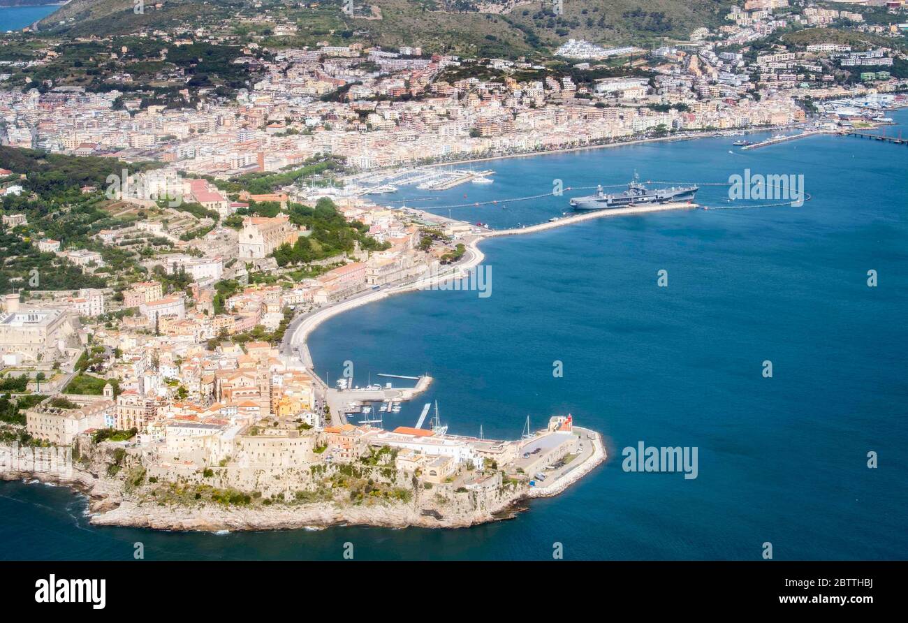 La nave di comando e controllo della marina statunitense Blue Ridge USS Mount Whitney attraccò a homeport il 15 maggio 2020 a Gaeta, Italia. Foto Stock