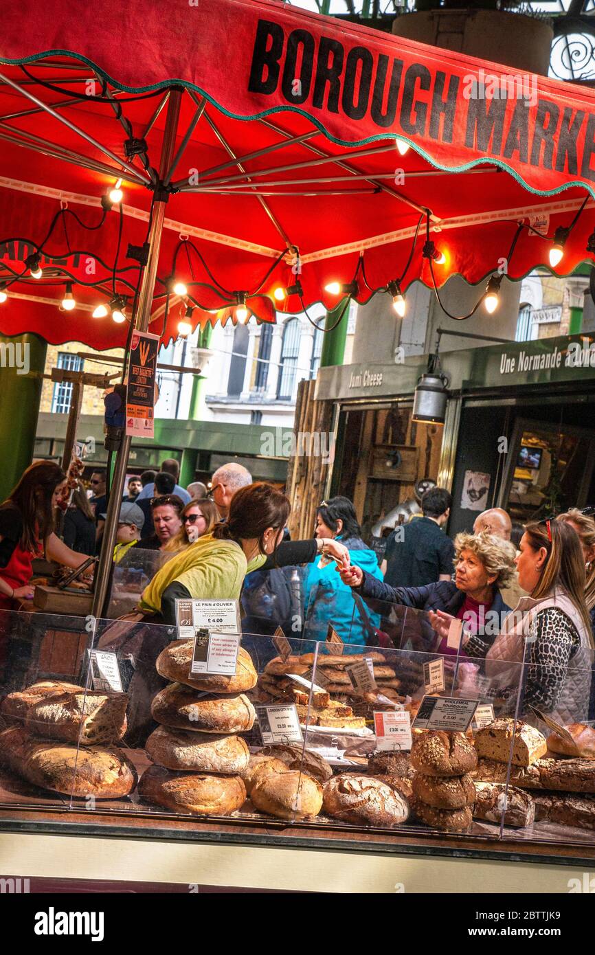 Prodotti da forno Borough Market e clienti. Pane di specialità Borough Market panificio ‘pane avanti’ affollato affollato all'interno con una varietà di attraenti pane artigianale in esposizione per la vendita. Bancarella di prodotti da forno artigianali al Borough Market Southwark London UK Foto Stock