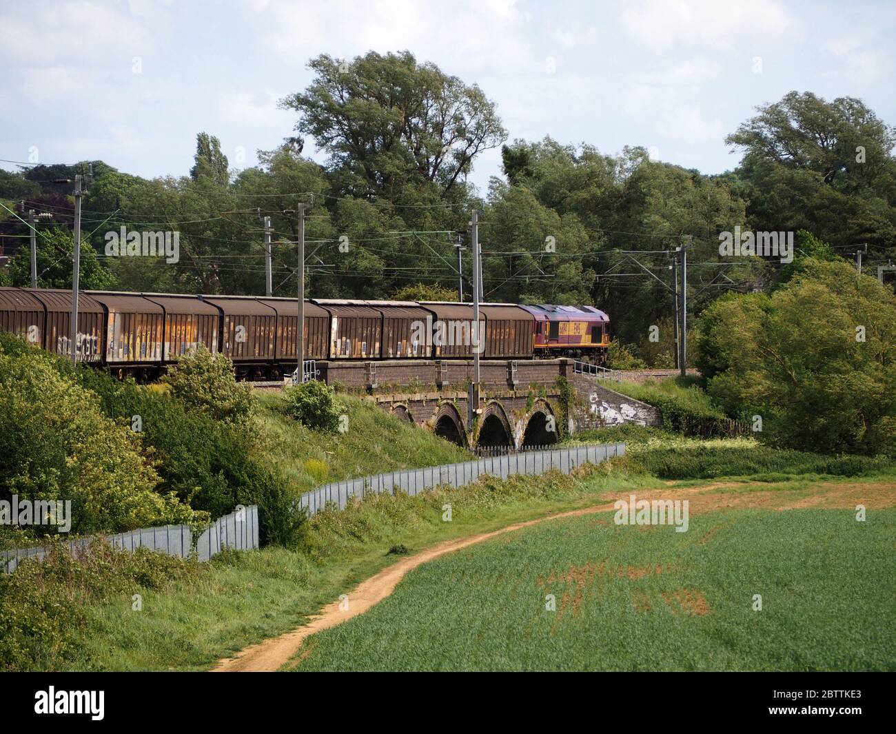 Il treno merci che viaggia dal terminal dei trasporti ferroviari internazionali di Daventry a Dollands Moor passa per Kingsthorpe, Northampton Foto Stock