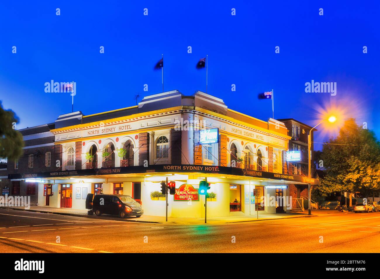 Sydney, Australia - 11 Gennaio 2020: Storico hotel tradizionale australiano e pub a Nord Sydney al tramonto con luminosa illuminazione. Foto Stock