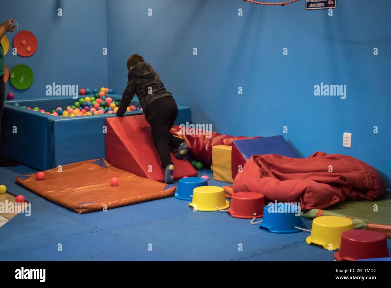 Bambini che giocano con materiali terapeutici Foto Stock