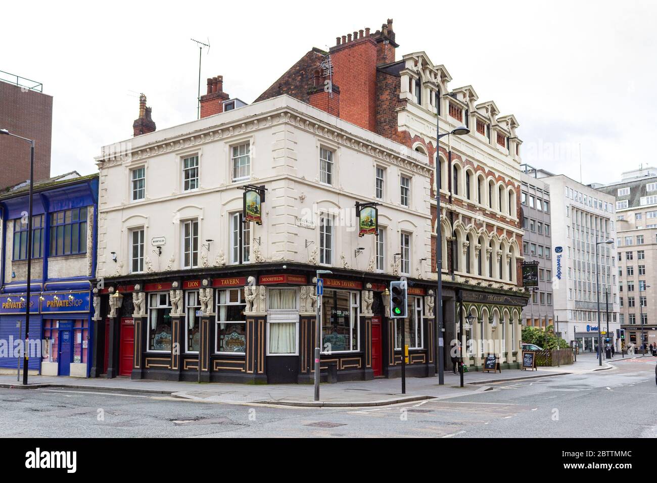 The Lion Tavern, pub inglese tradizionale all'angolo tra Moorfields e Tithebarn Street, Liverpool Foto Stock