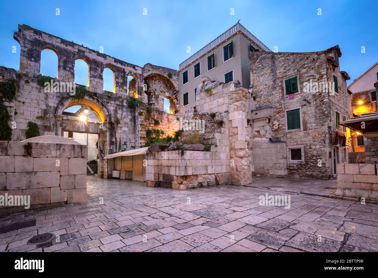 Notte vuota Triklinij nel Palazzo di Diocleziano nella Città Vecchia di Spalato, la seconda città più grande della Croazia al mattino Foto Stock