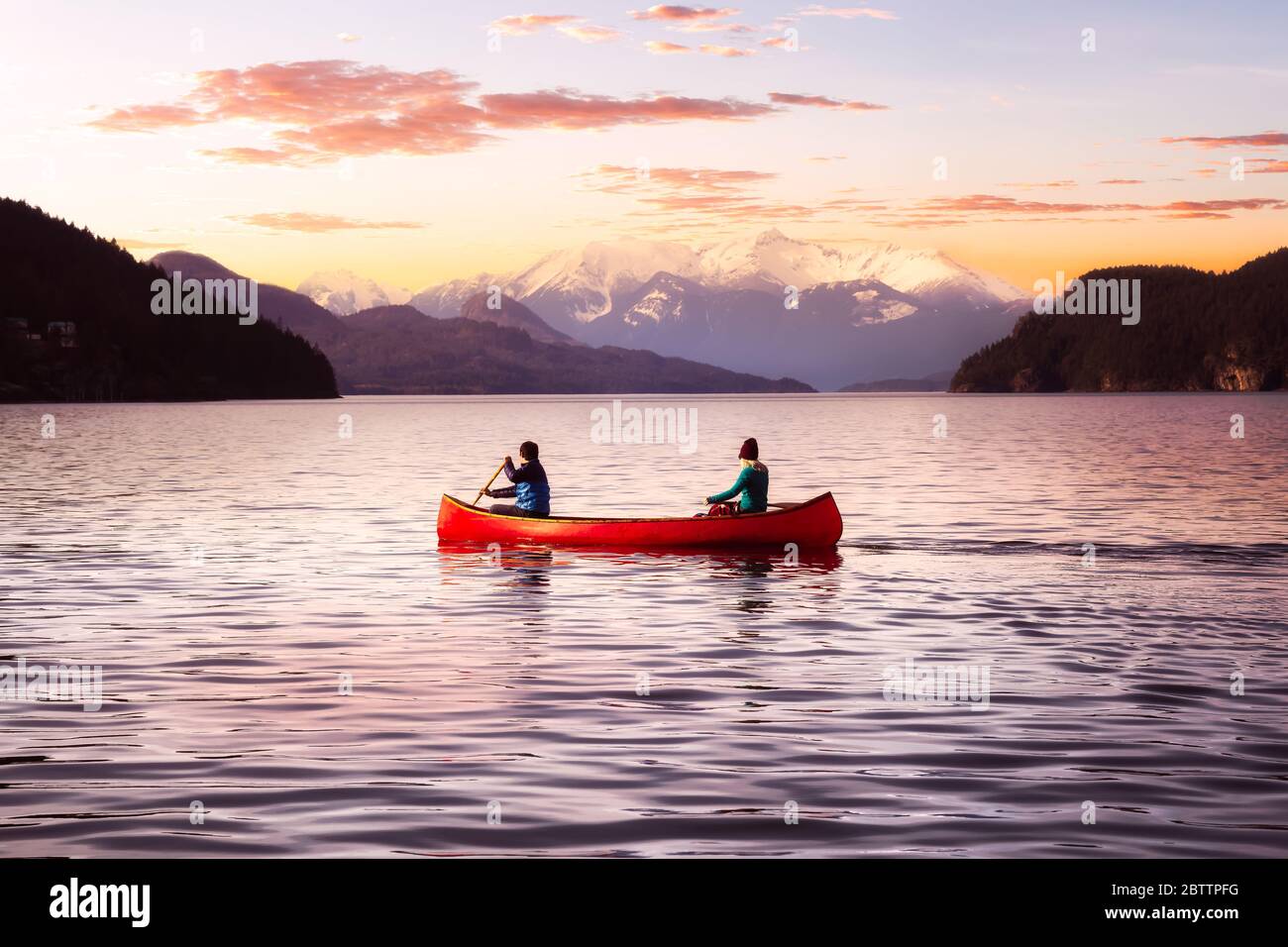 Immagine fantasy composito di persone avventurose su una canoa rossa in legno Foto Stock