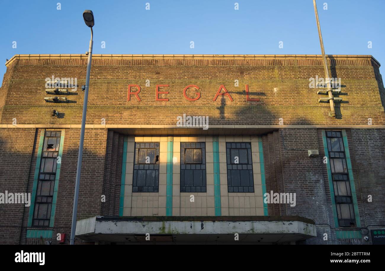 Vecchio edificio del cinema Regal Art Deco abbandonato ad Highams Park. Londra Foto Stock
