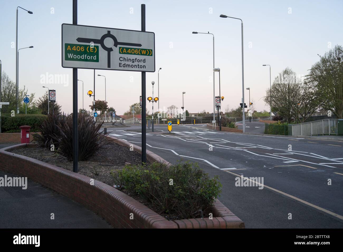 Mini rotatoria su Hale End Road che va sulla A406 North Circular. Londra Foto Stock