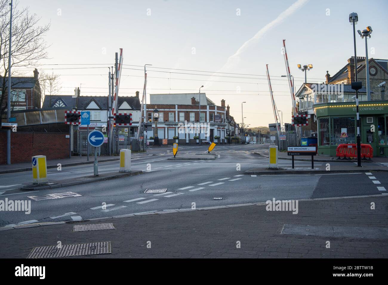Passaggio a livello ferroviario di Highams Park che apre al mattino. Londra, Inghilterra. Foto Stock