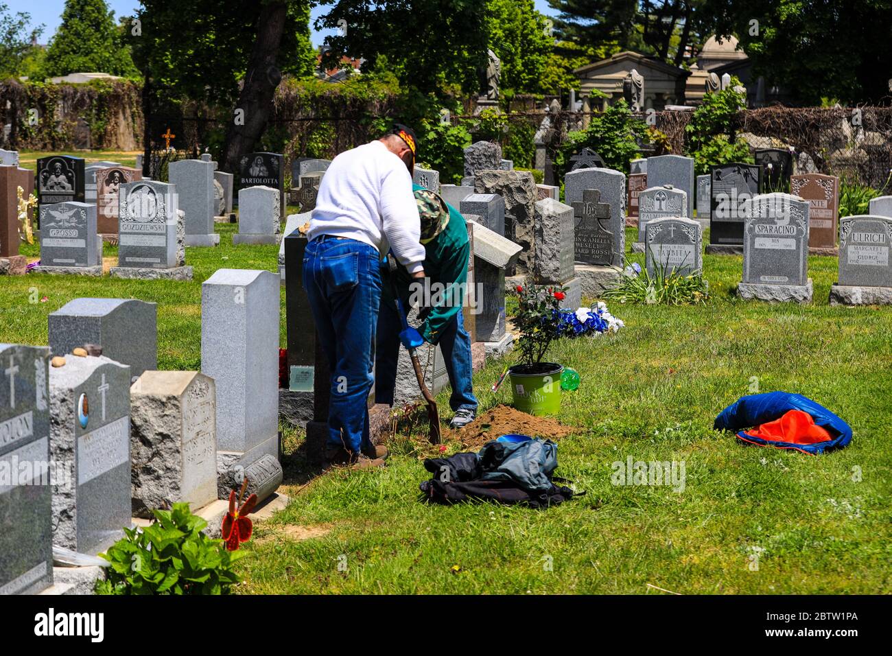 New York, Stati Uniti. 20 Maggio 2020. Manhattan Island è vista in fondo ad un cimitero nel quartiere Queens di New York durante la pandemia di Coronavirus COVID-19 negli Stati Uniti. Oggi il paese ha superato il numero di 100,000 morti per pandemia. Credit: Brazil Photo Press/Alamy Live News Foto Stock