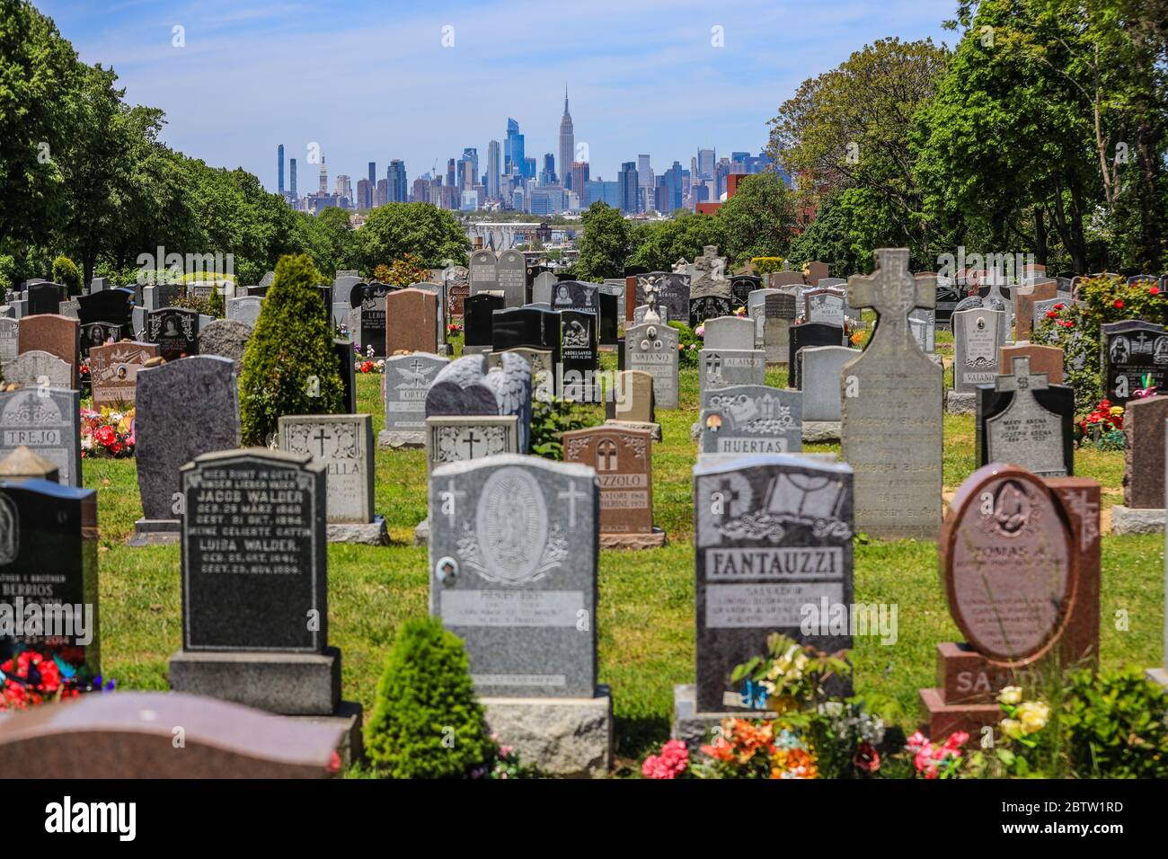 New York, Stati Uniti. 20 Maggio 2020. Manhattan Island è vista in fondo ad un cimitero nel quartiere Queens di New York durante la pandemia di Coronavirus COVID-19 negli Stati Uniti. Oggi il paese ha superato il numero di 100,000 morti per pandemia. Credit: Brazil Photo Press/Alamy Live News Foto Stock