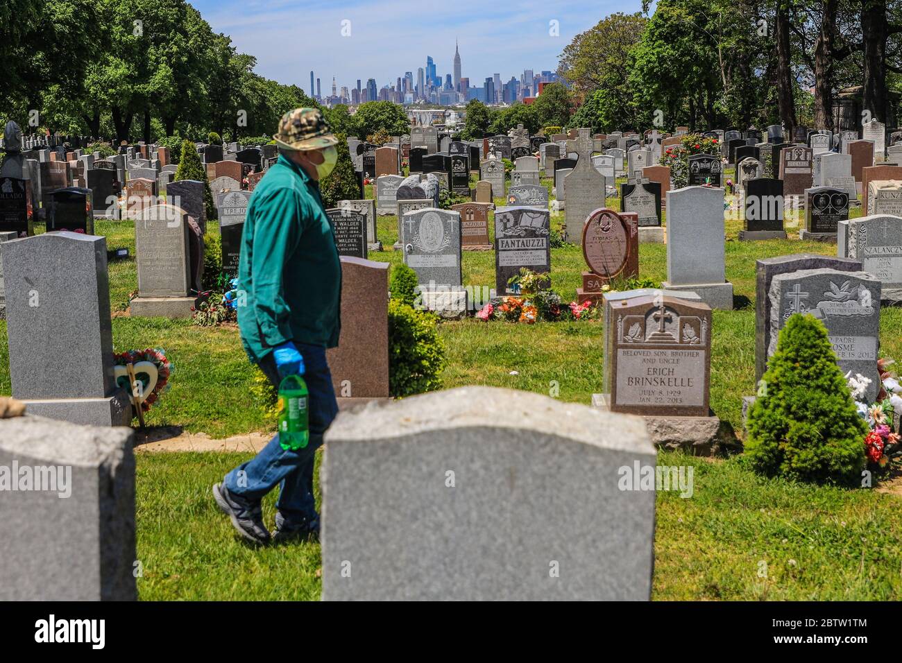 New York, Stati Uniti. 20 Maggio 2020. Manhattan Island è vista in fondo ad un cimitero nel quartiere Queens di New York durante la pandemia di Coronavirus COVID-19 negli Stati Uniti. Oggi il paese ha superato il numero di 100,000 morti per pandemia. Credit: Brazil Photo Press/Alamy Live News Foto Stock