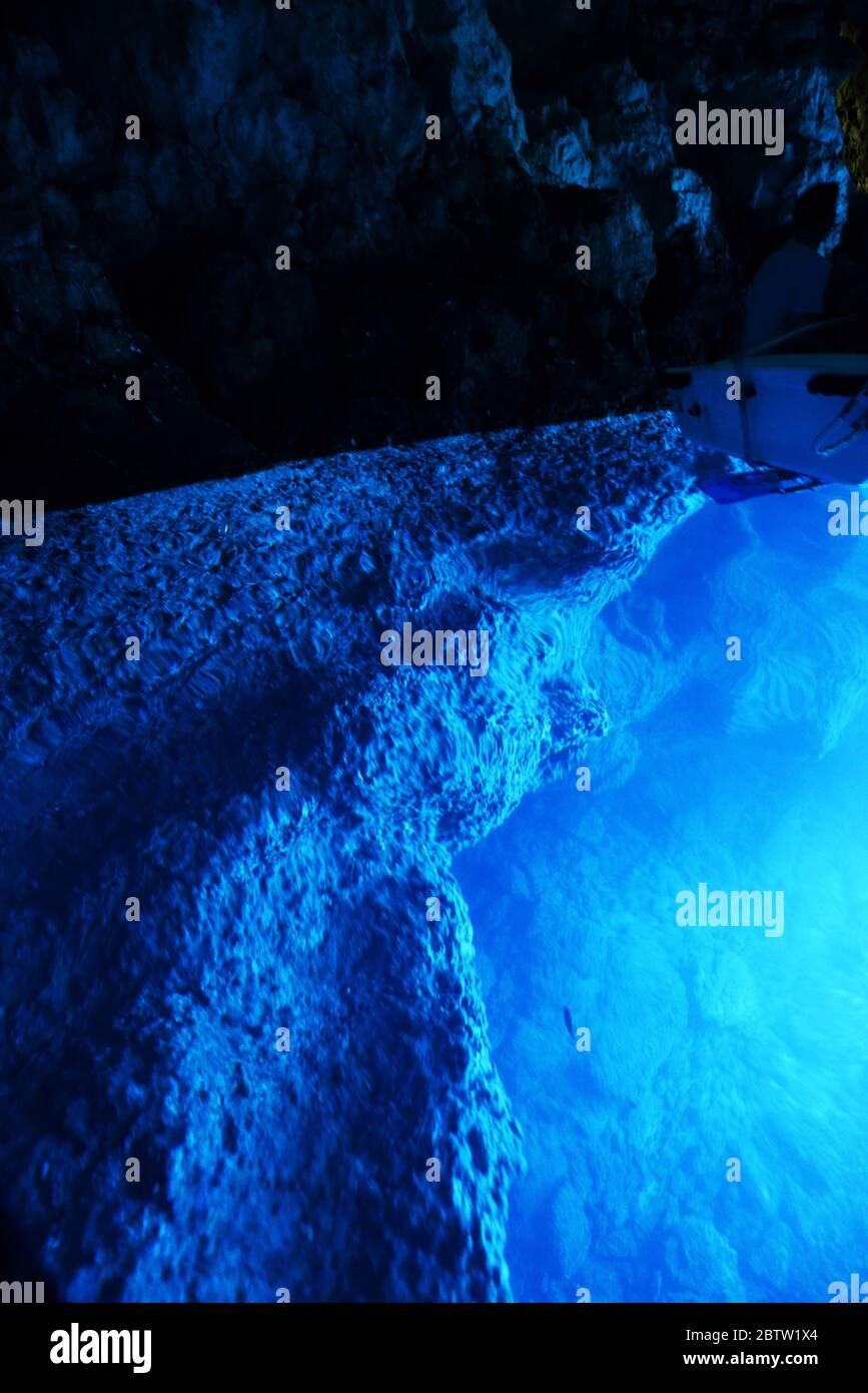 La grotta blu sull'isola di Biševo, nell'arcipelago della Dalmazia centrale in Croazia. Foto Stock